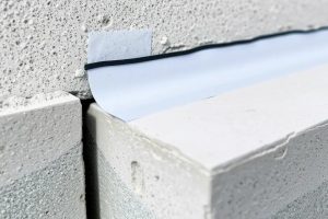 Для каких задач подходит ПЭ лента с липким слоем в строительстве