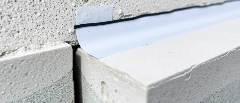 Для каких задач подходит ПЭ лента с липким слоем в строительстве
