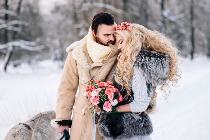 Мила живёт в Братске Сибирь Её подруга выходила замуж зимой, в декабре Было 42 °C По словам Милы свадебные фотографии получились очень красивыми, подруга выглядела счастливой, и не было видно, насколько ей холодно, но на каждую фотографию уходило около 5