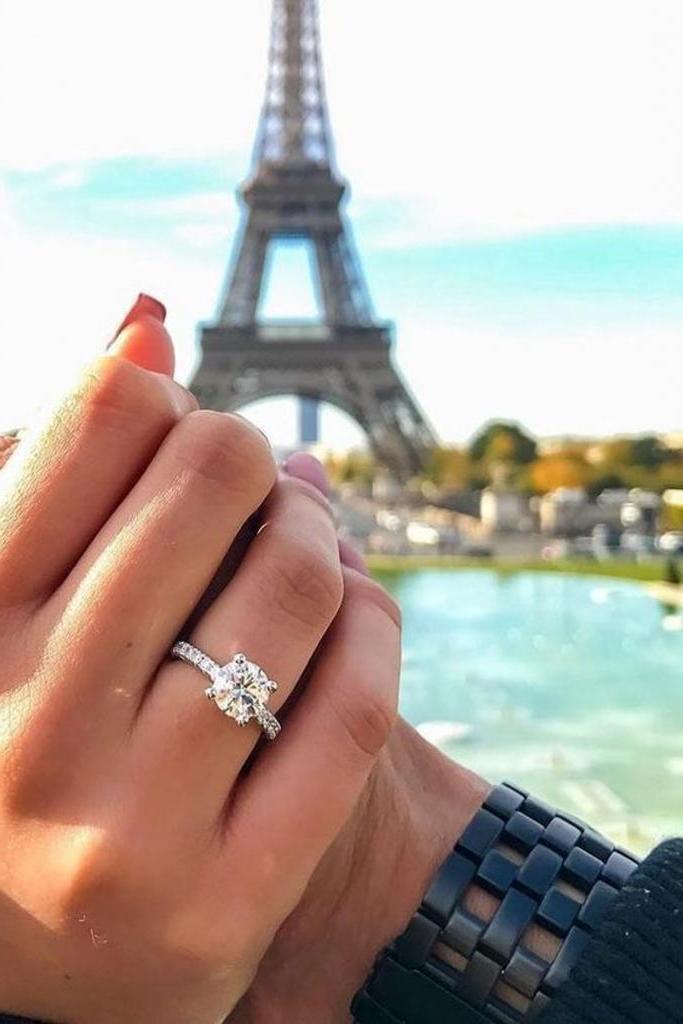 Когда делают предложение на какую руку кольцо. Кольцо на руке. Кольцо на руке девушки. Обручальное кольцо для девушки. Красивые кольца на руке.