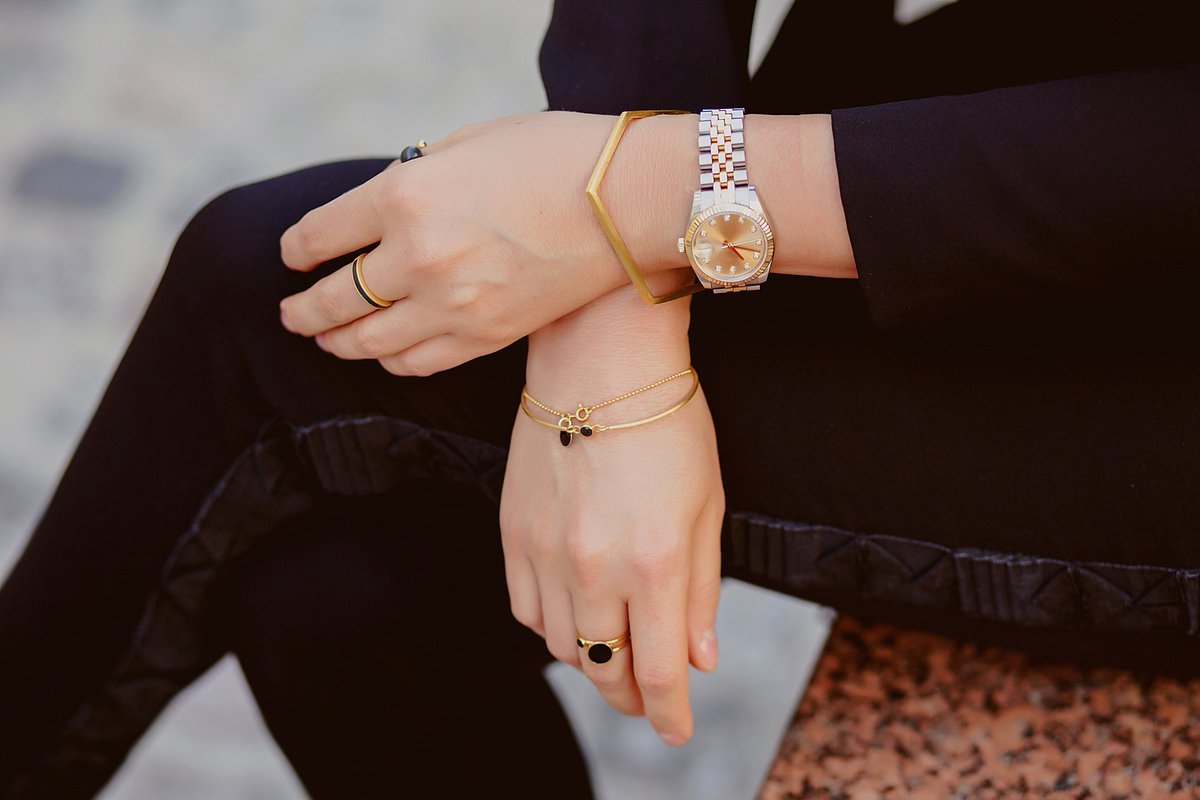 На какую руку одевают браслет женщины. правила ношения браслета. золото с бриллиантами: благородная роскошь без броскости