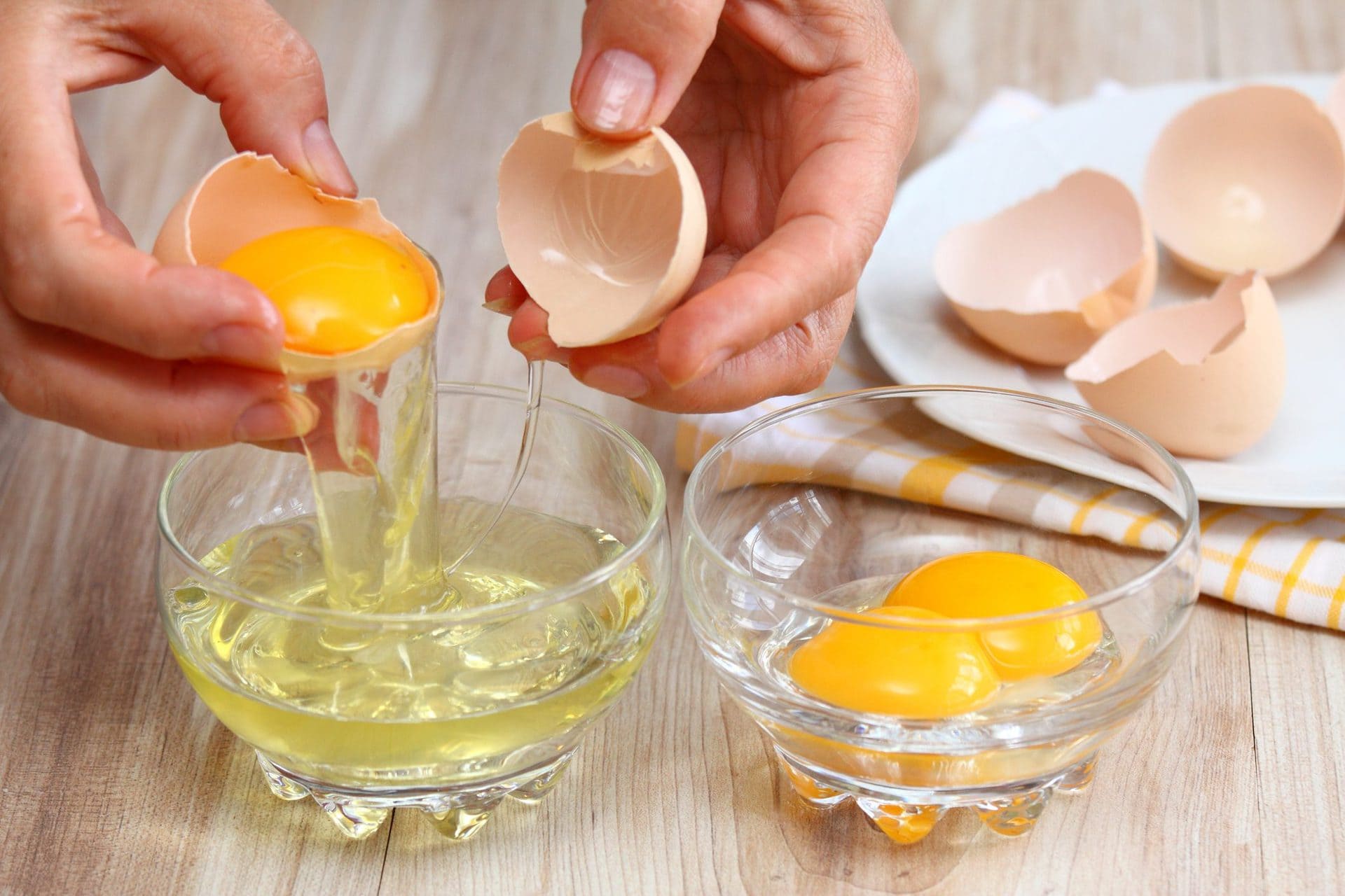Рецепт маски с яйцом. Желток в руке. Белки от желтков. Отделить белок от желтка. Белок и желток в яйце.
